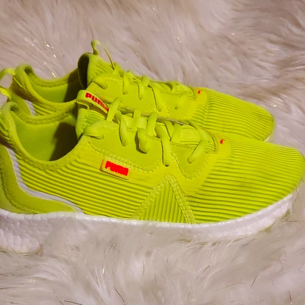 Womens Sneakers. Sz 8 GC